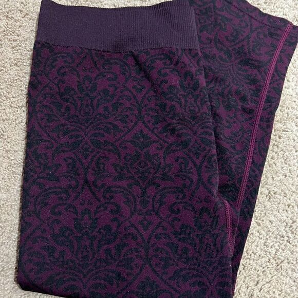 Fabletics Seamless Printed Capri L Large Purple Stretch Knit Yoga Fitness - Picture 3 of 7